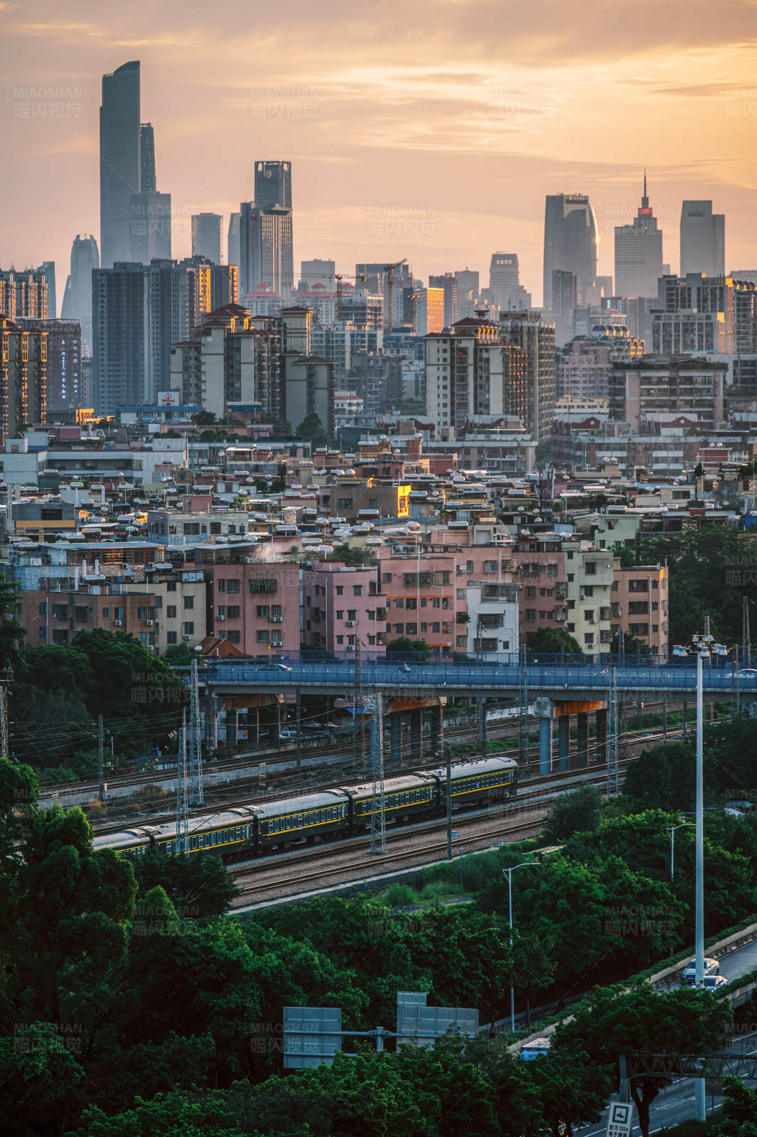 城市黄昏铁路景观图片