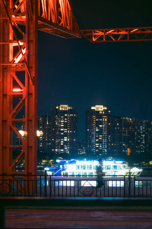夜景桥边的游船图片