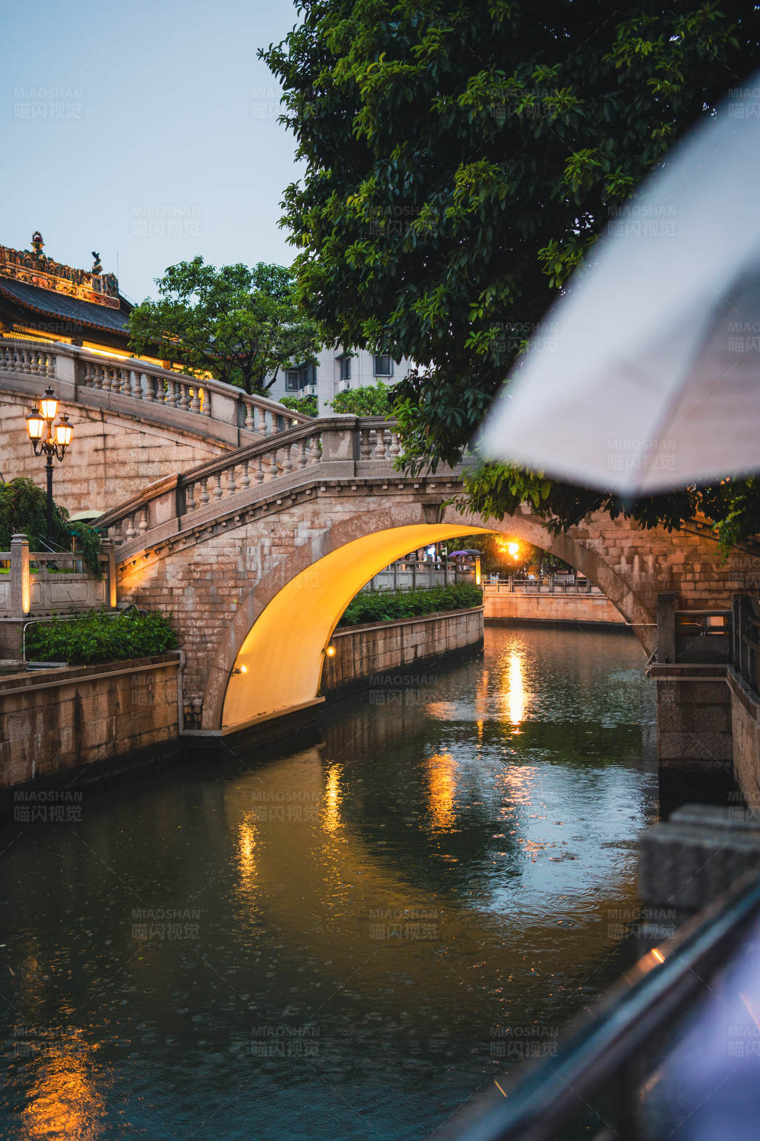 夜色古桥倒影图片