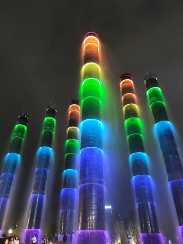 彩虹喷泉夜景图片