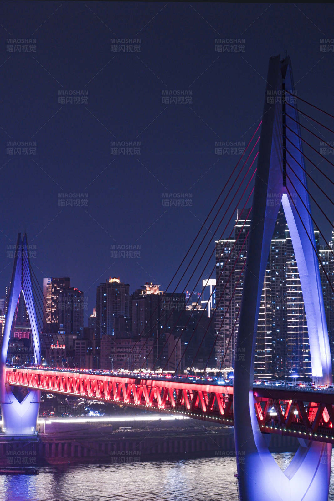 夜色中的城市桥梁图片