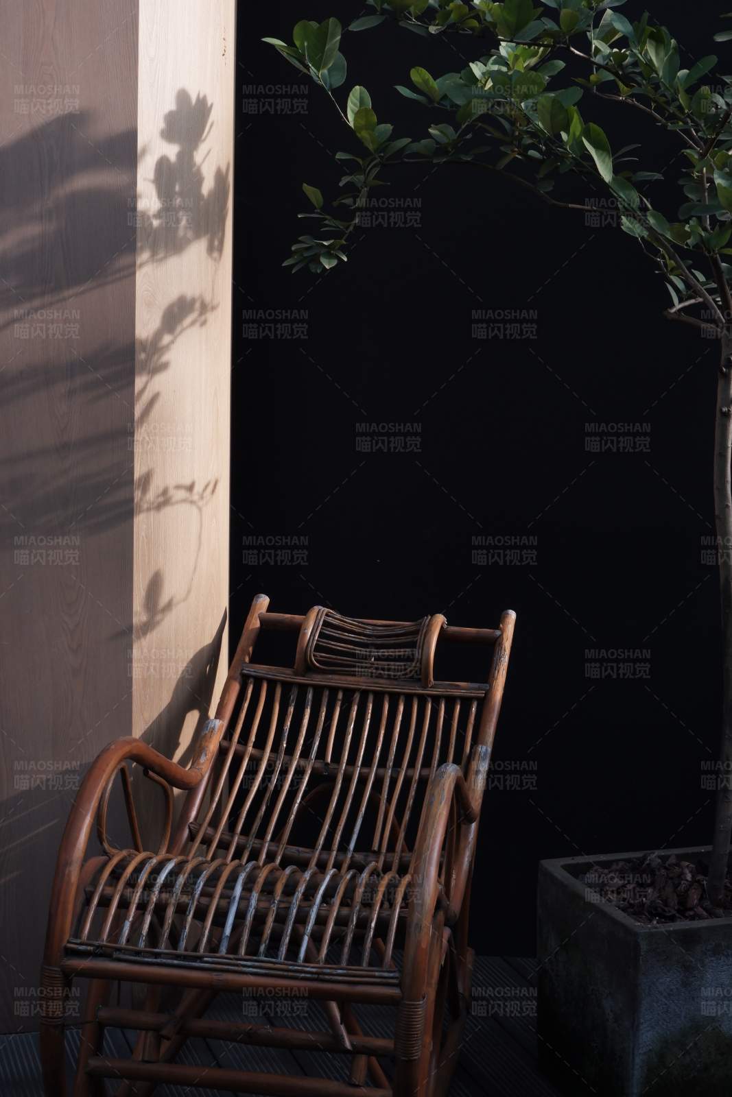 藤椅与影图片