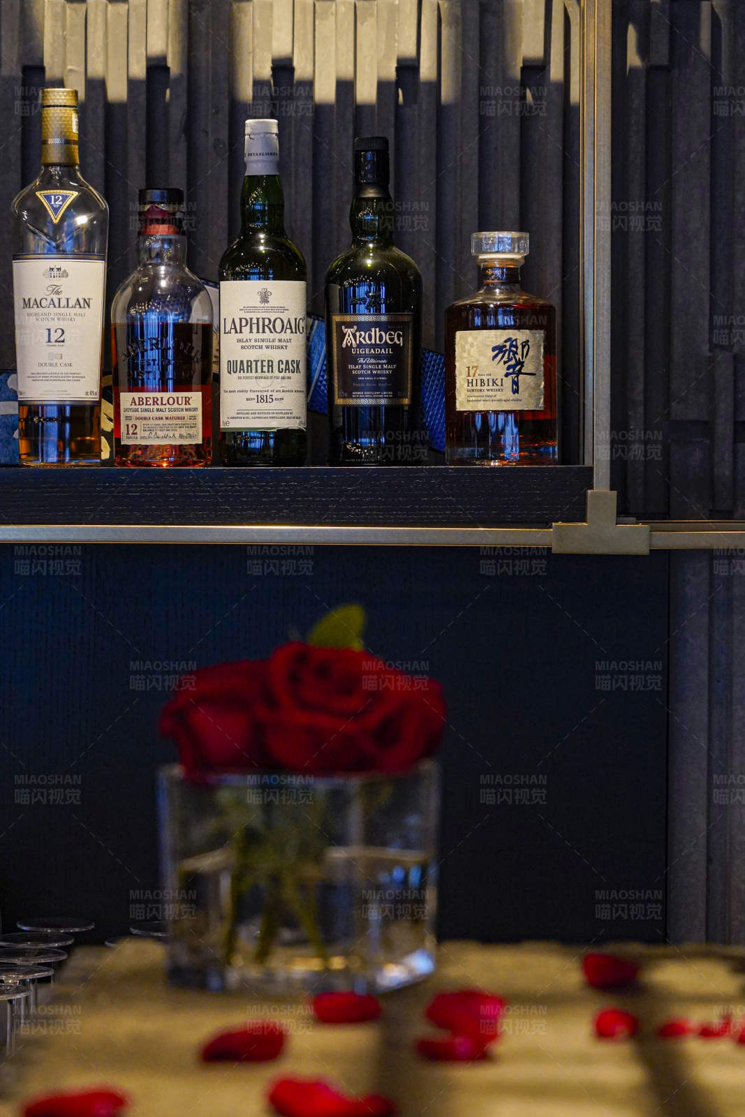 玫瑰与美酒的邂逅图片