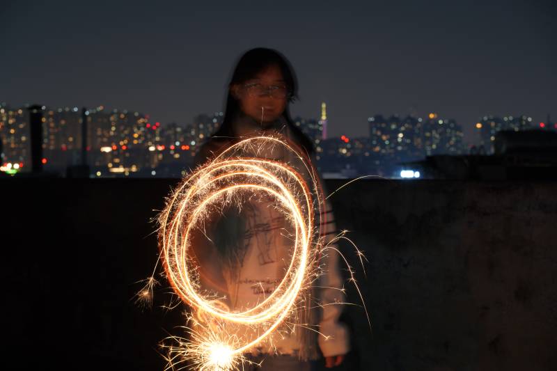 夜空下的烟花圆环图片