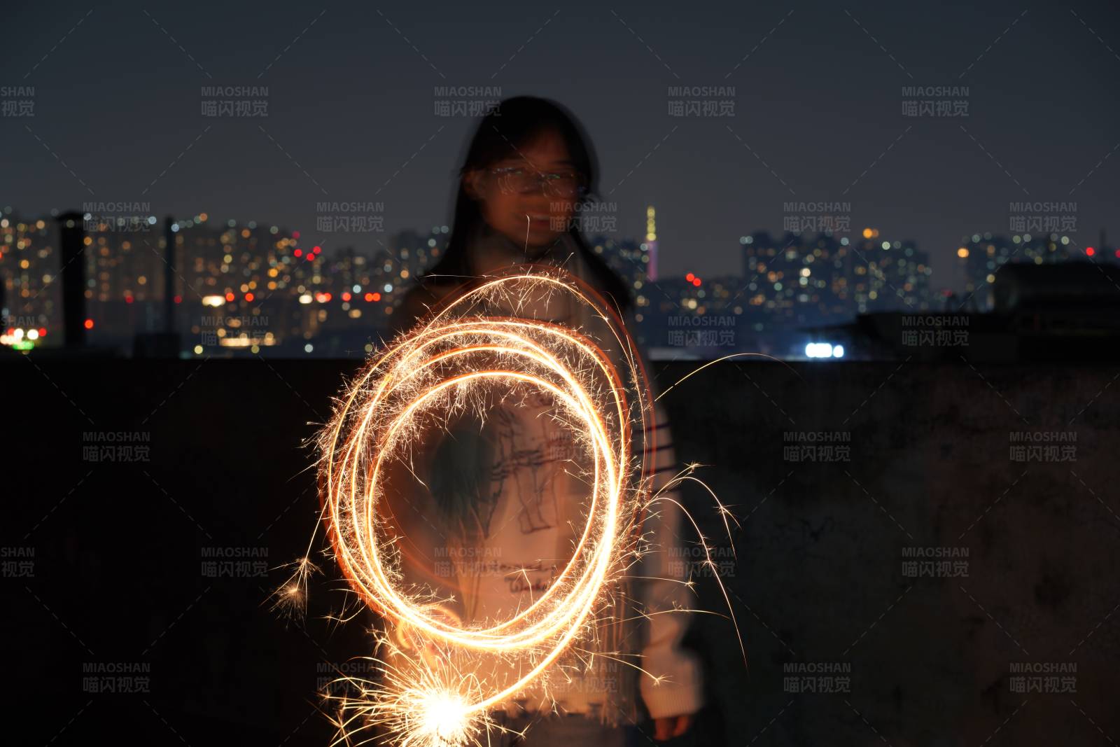 夜空下的烟花圆环图片