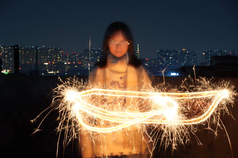 夜空下的烟花微笑图片