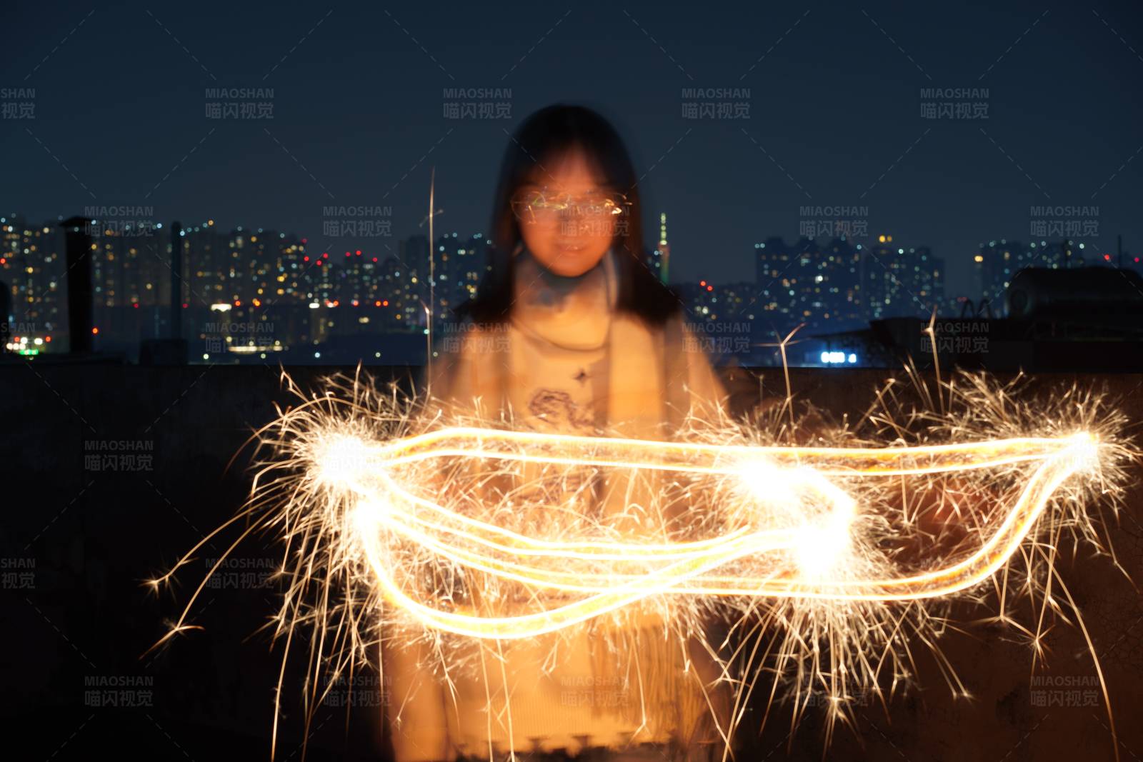 夜空下的烟花微笑图片