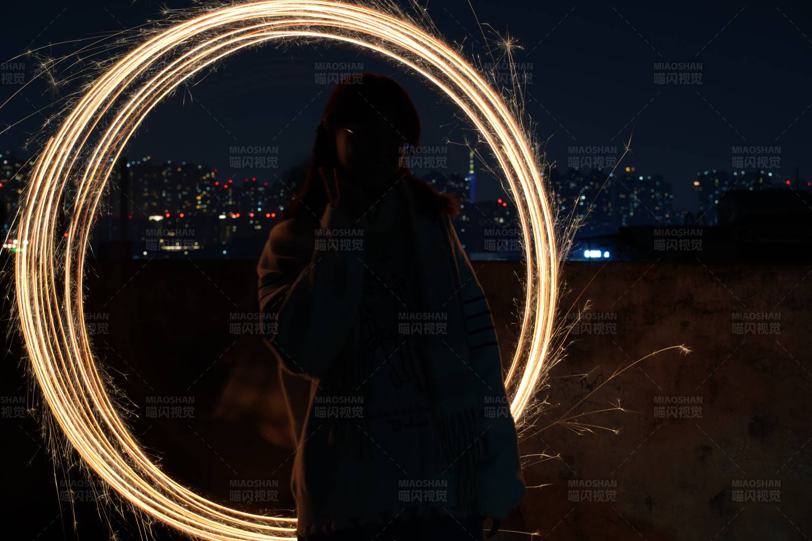 夜空下的光圈图片