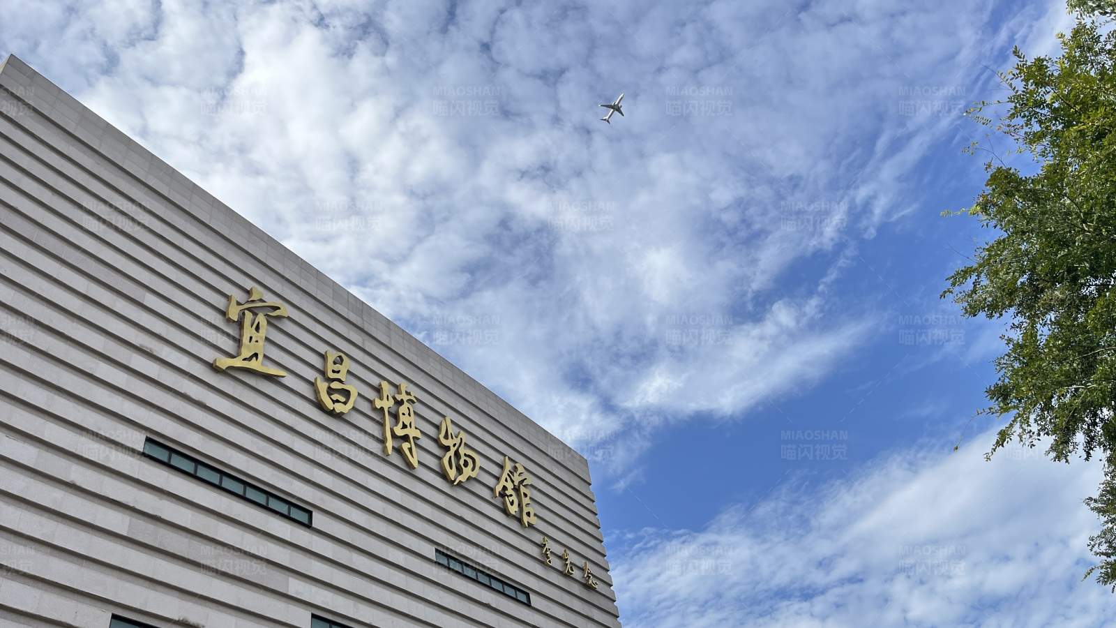 蓝天白云下的现代建筑图片