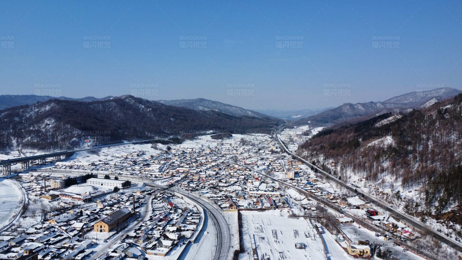 雪中城市全景图片