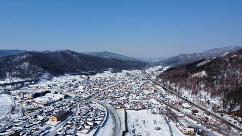 雪中城市全景图片