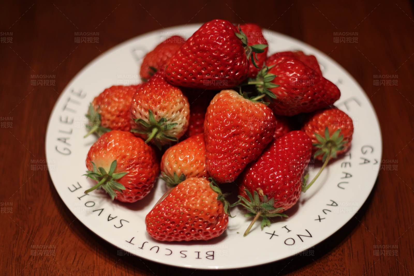 盘子里的草莓图片