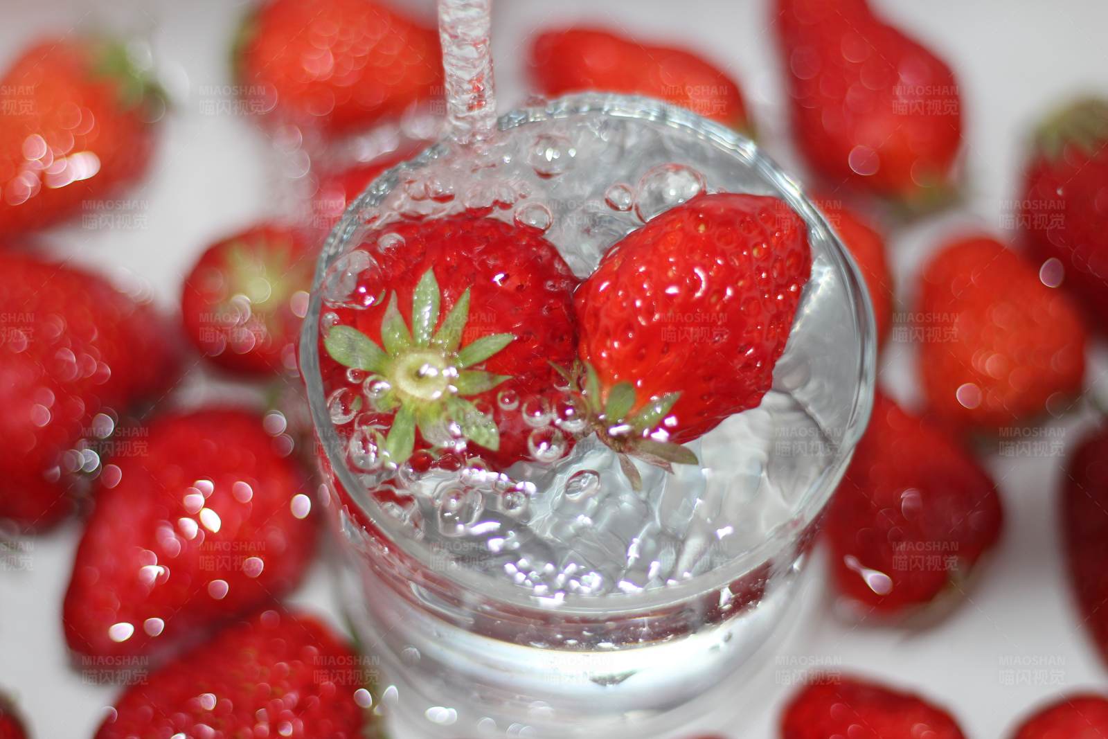 草莓与流水图片