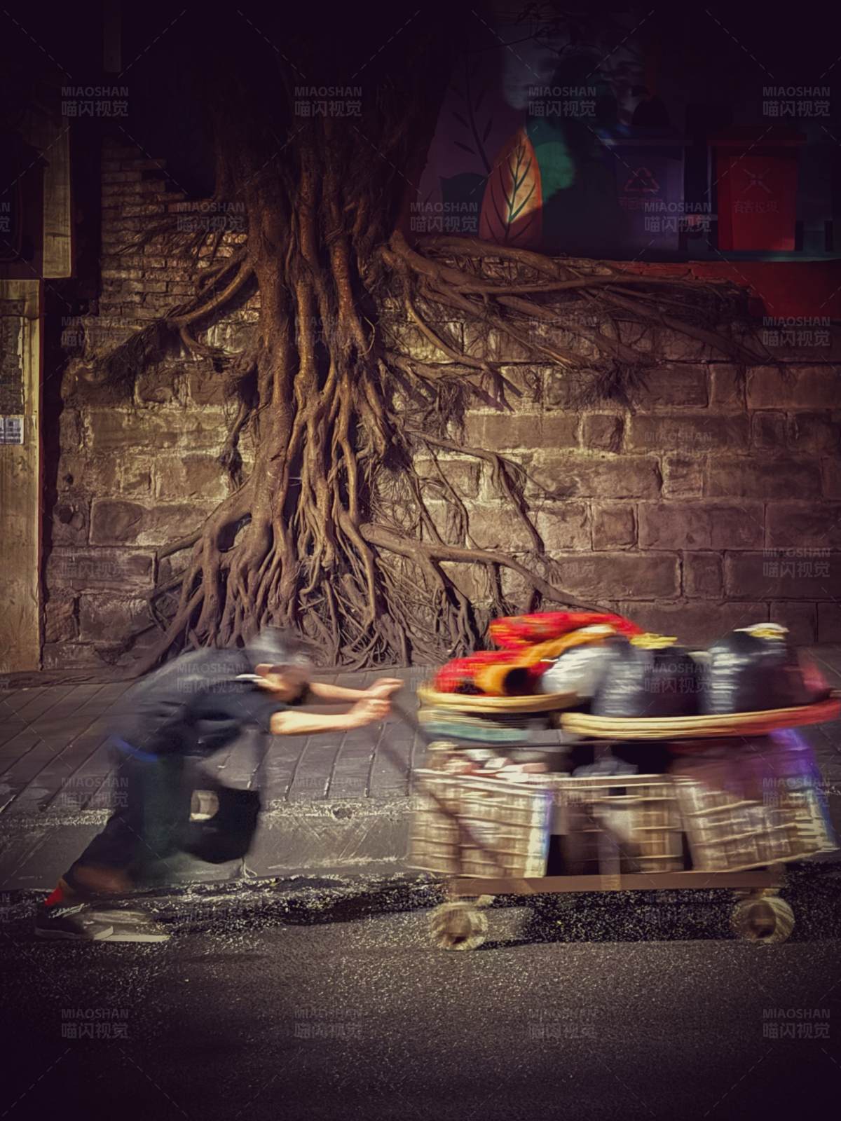 街头的辛勤搬运工图片