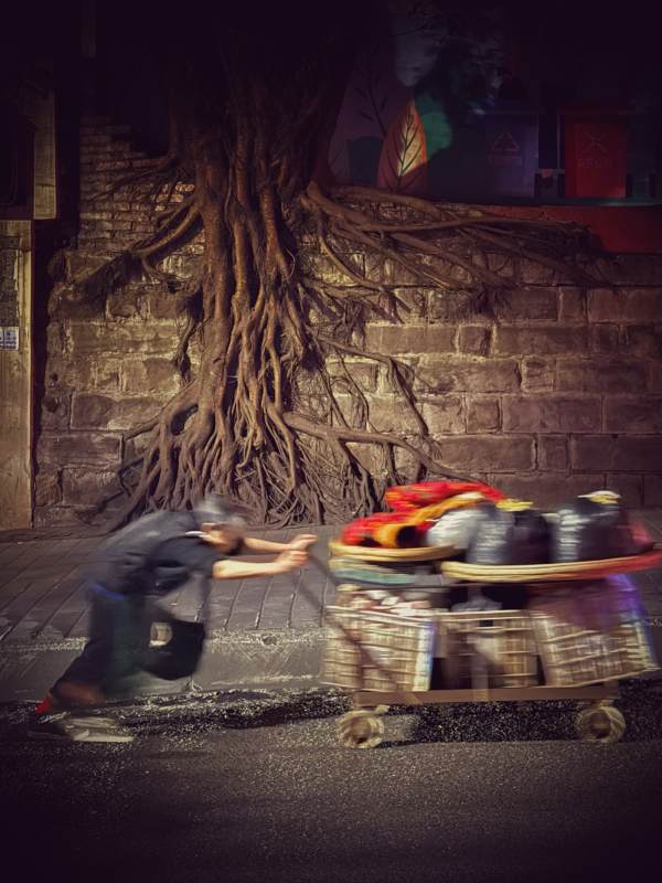 街头的辛勤搬运工图片