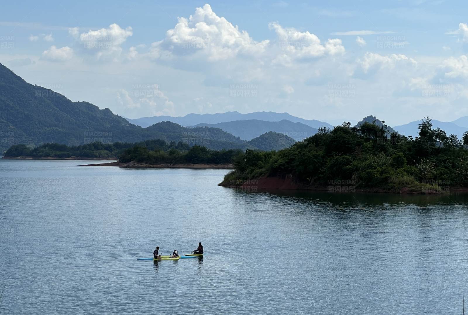 湖上泛舟游图片