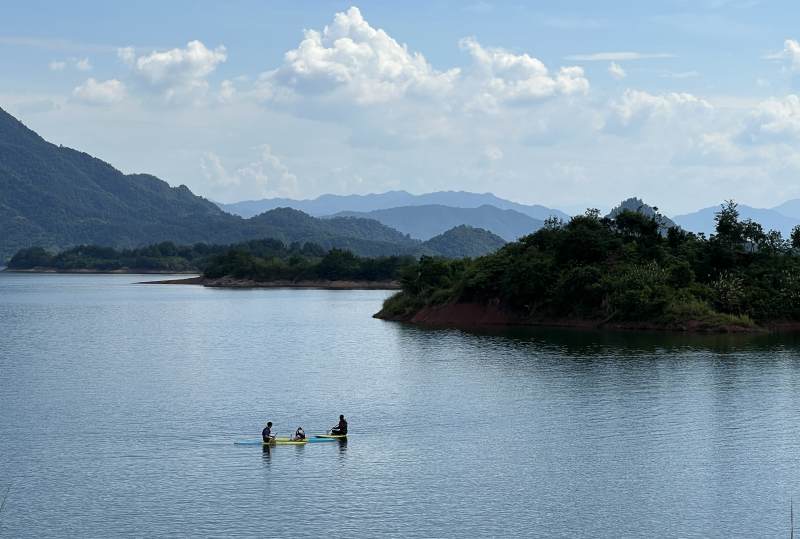 湖上泛舟游图片