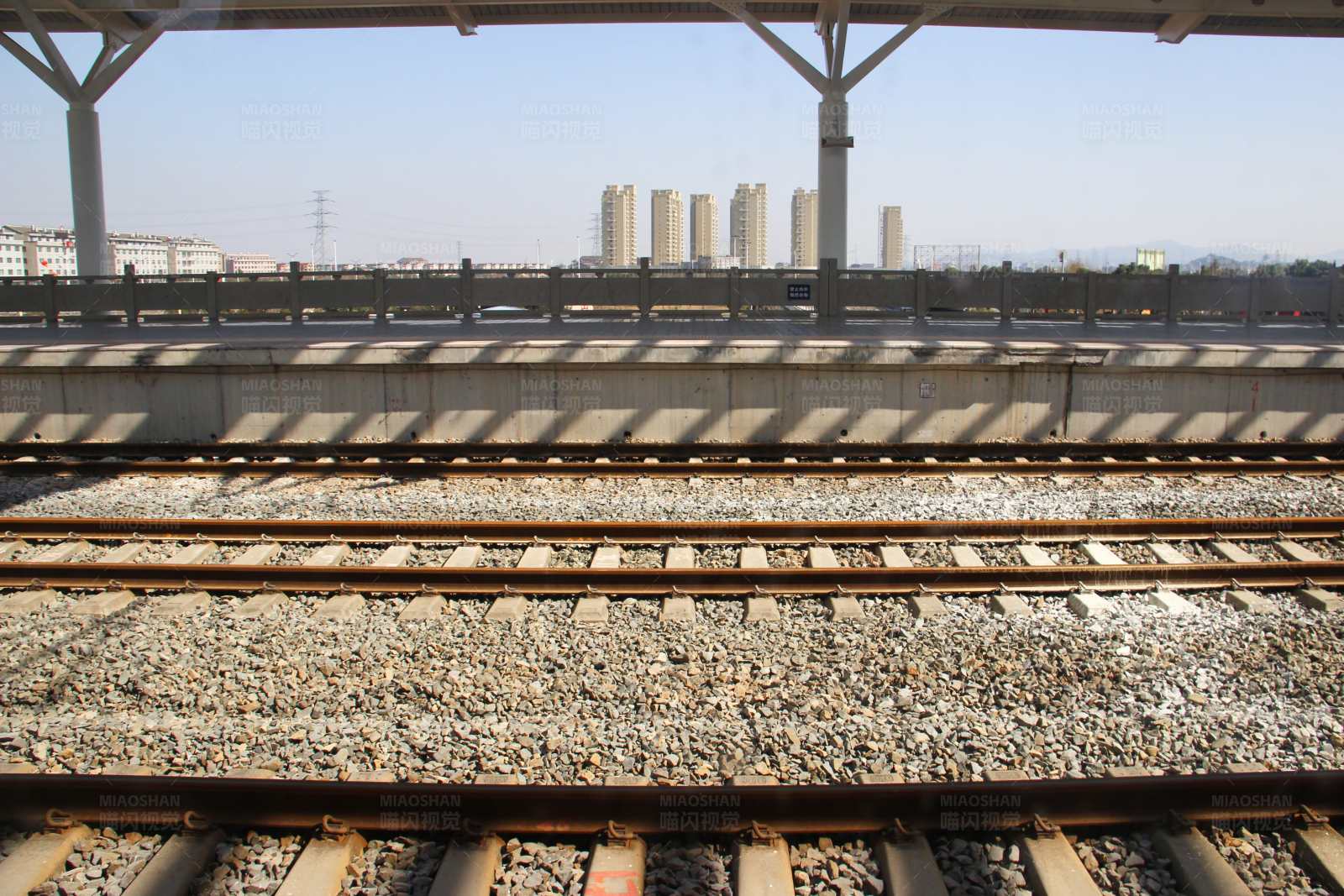 铁轨上的城市风景图片