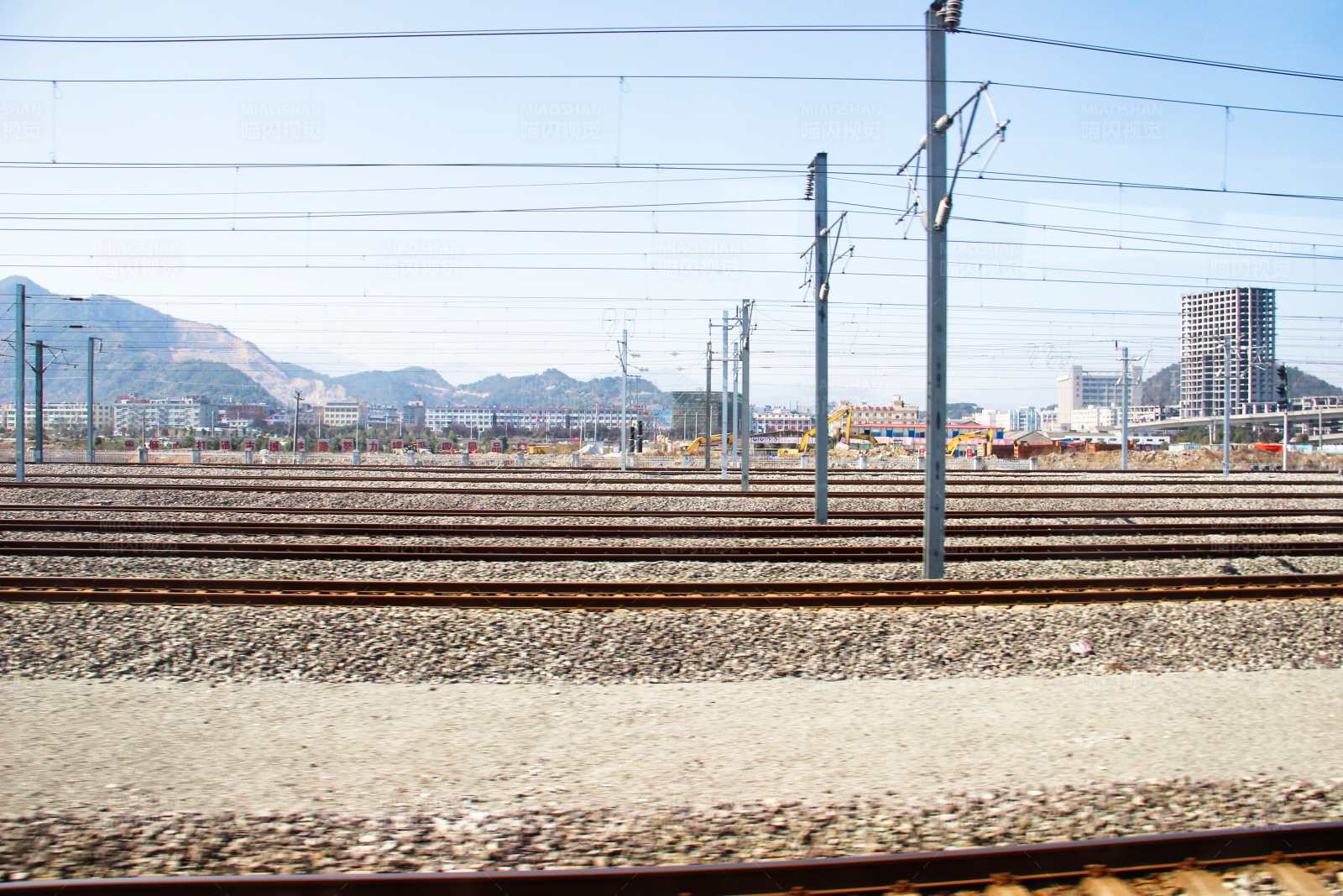 铁路轨道与城市背景图片