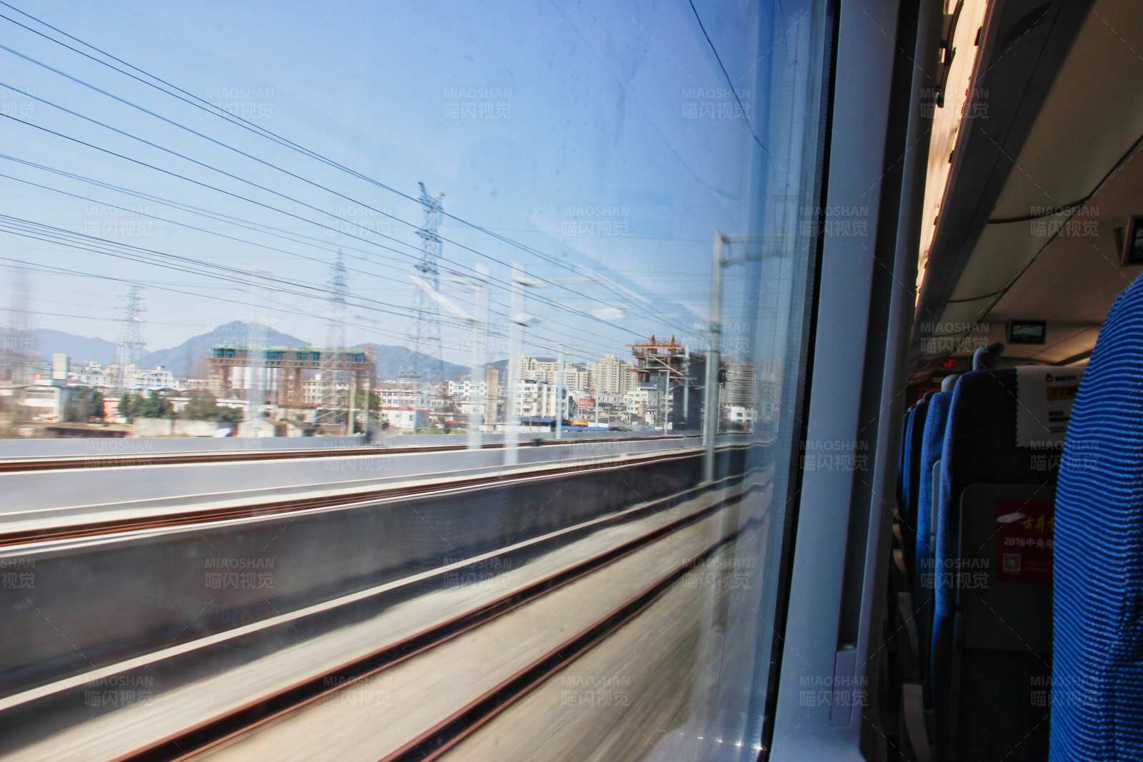 高速列车窗外风景图片