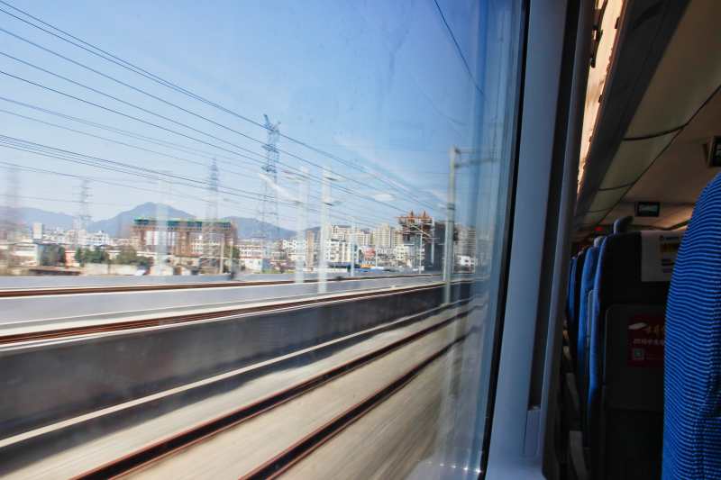 高速列车窗外风景图片