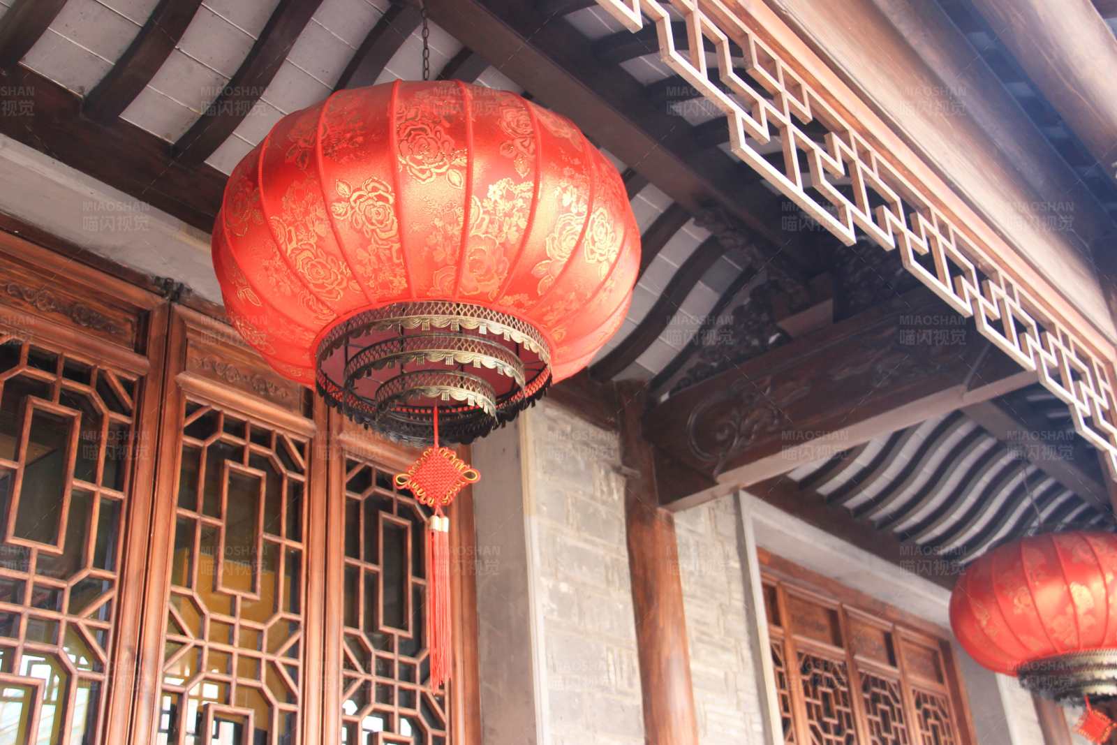 红灯笼高挂古建筑图片