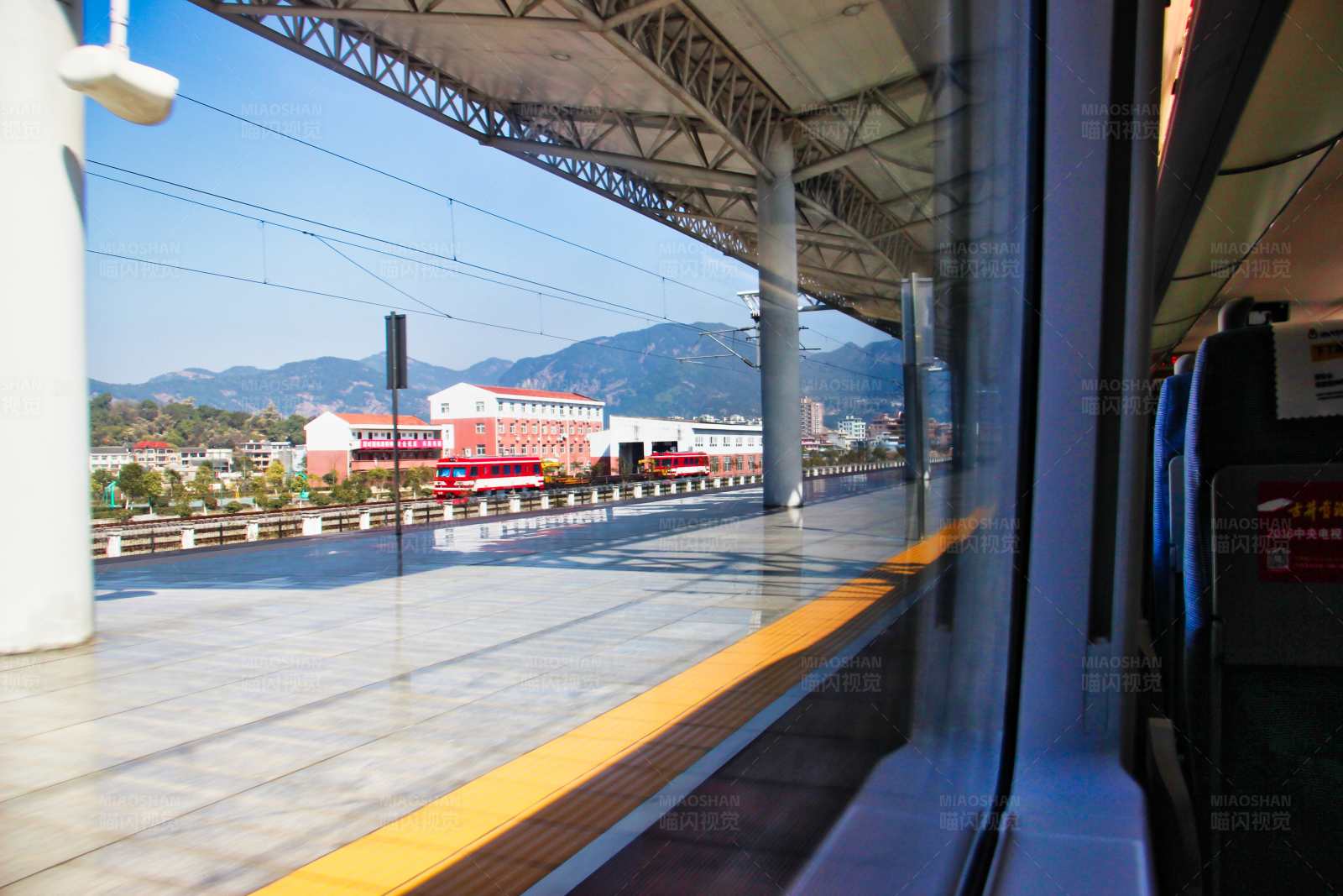 高铁窗外的风景图片