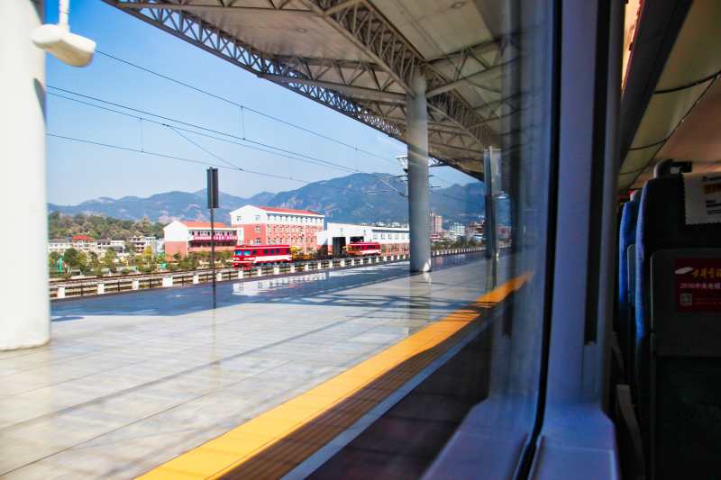 高铁窗外的风景图片