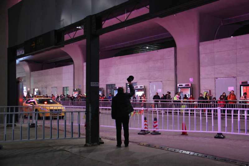 夜幕下的城市守望者图片