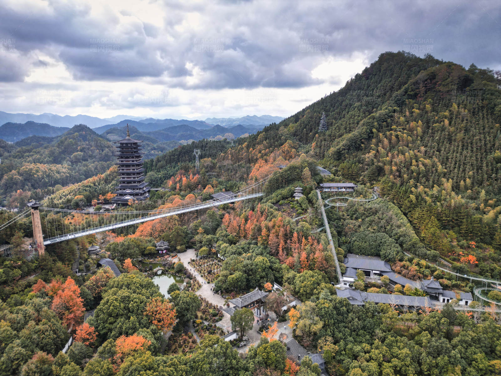 秋日山间古塔悬桥图片