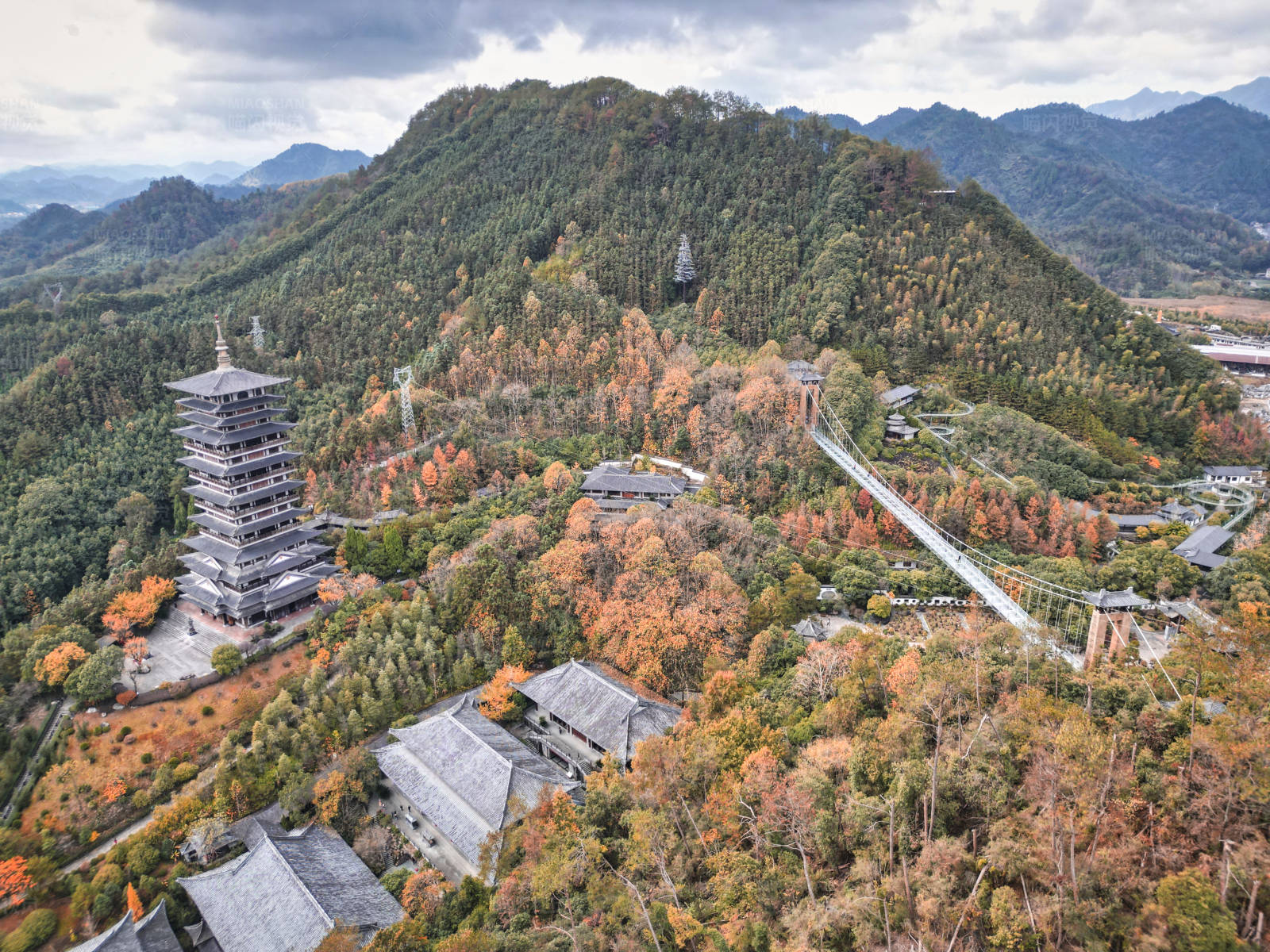 秋日山间古塔图片