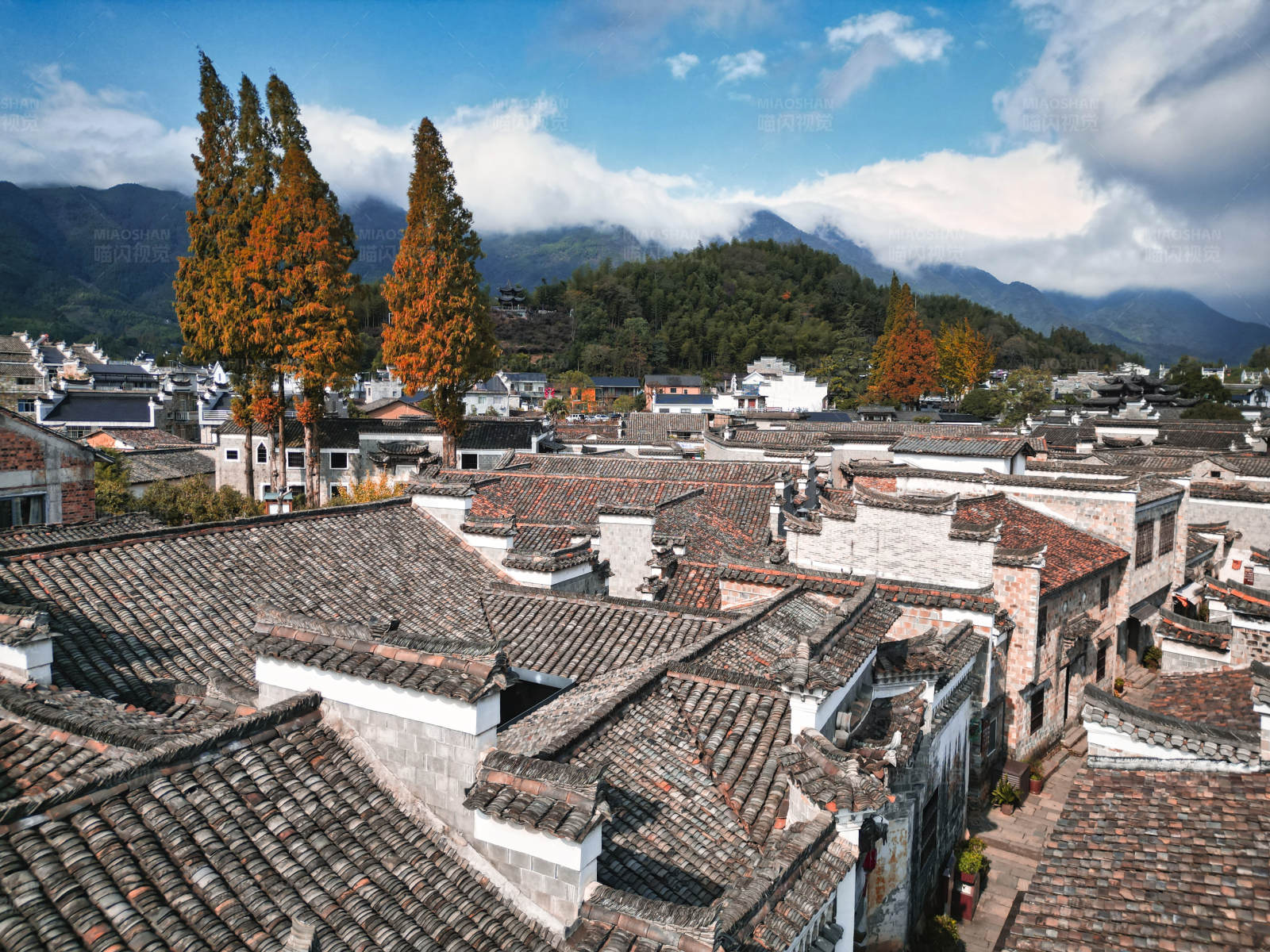 古村秋色屋顶景图片