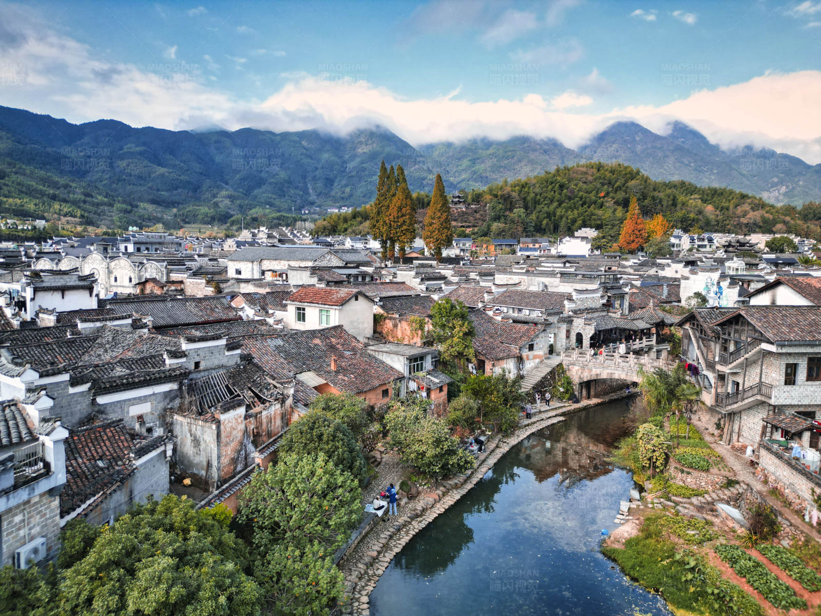 古村水乡 山峦环绕图片