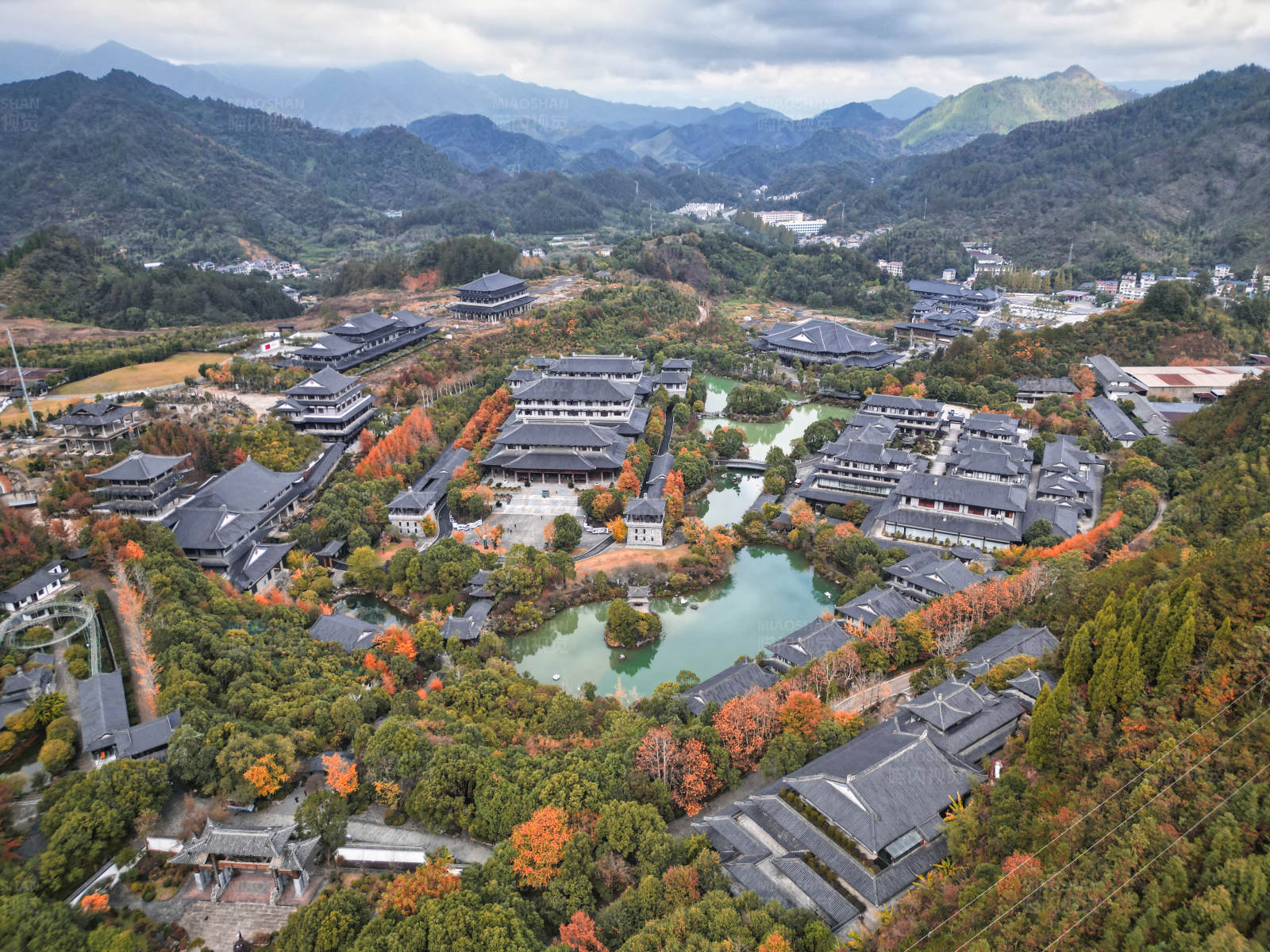 秋日古寺山间景图片