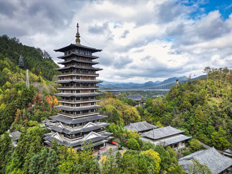 山中古塔云天外图片