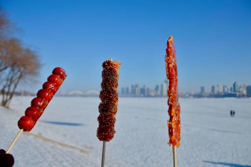 冰糖葫芦与城市天际线图片