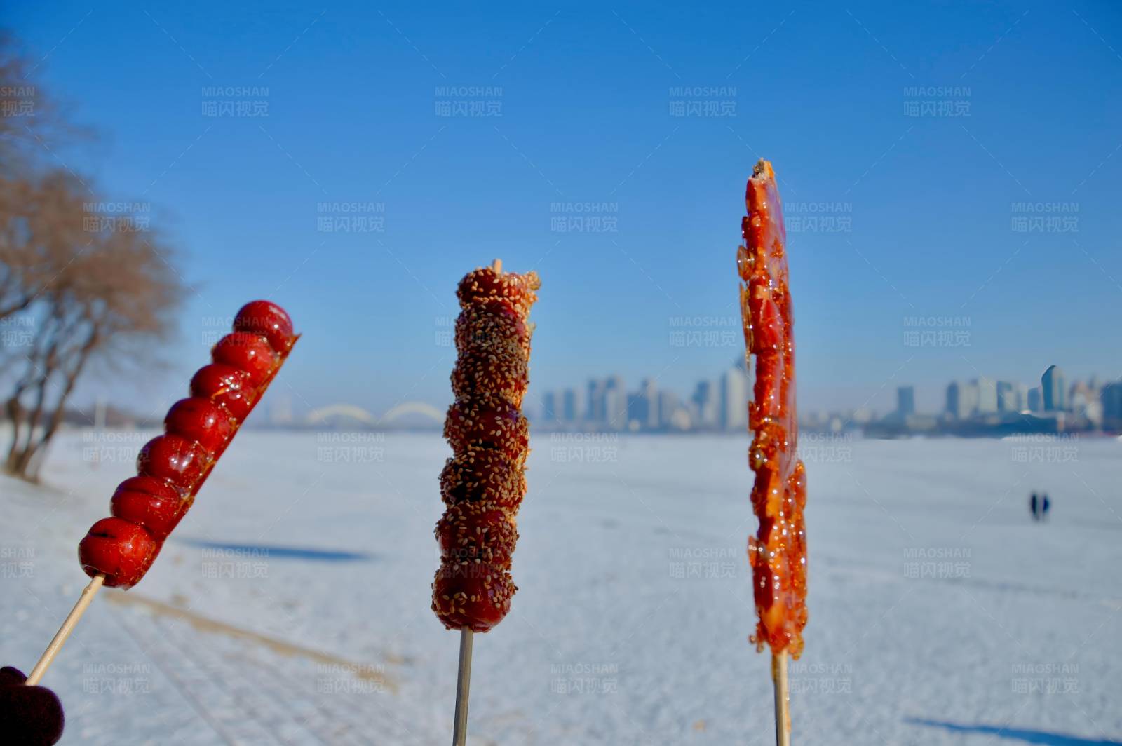 冰糖葫芦与城市天际线图片