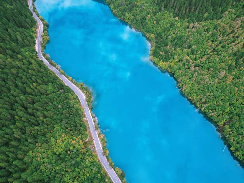 碧蓝湖泊穿越森林图片