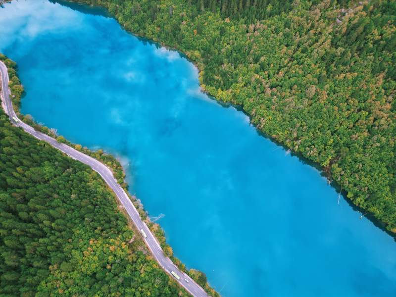 碧蓝湖泊穿越森林图片