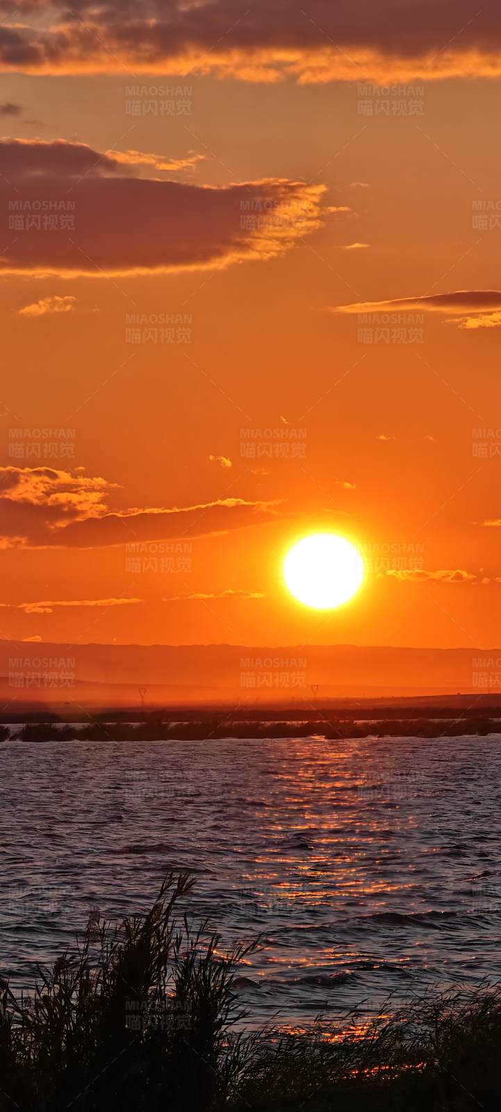 湖边日落图片