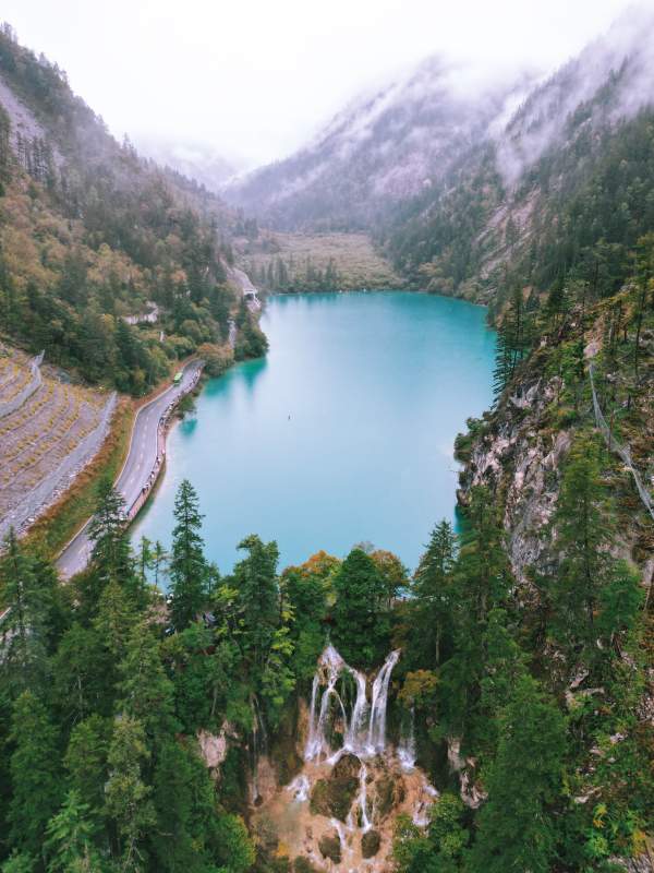 高山湖畔瀑布流图片