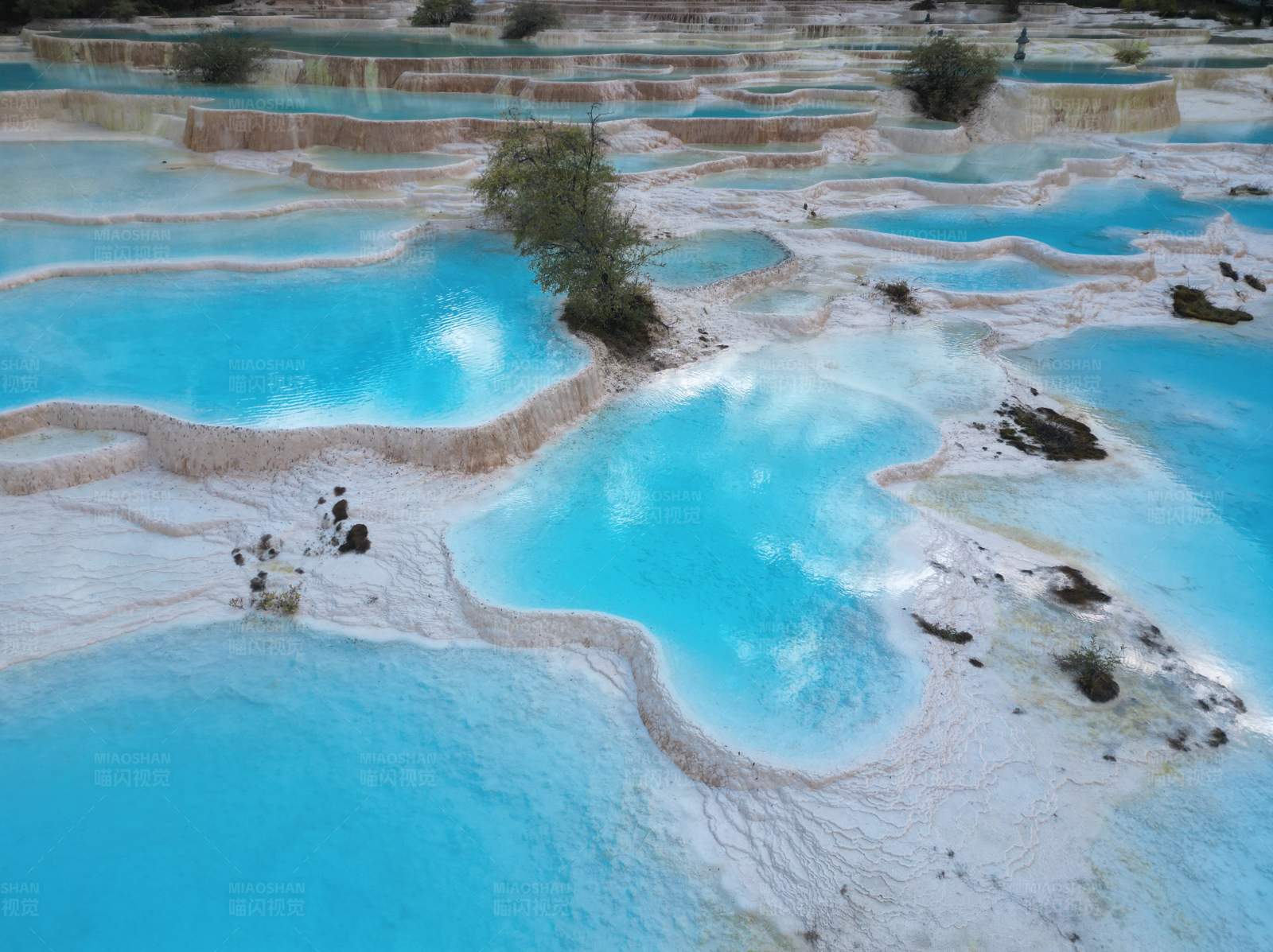 蓝色梯田温泉图片