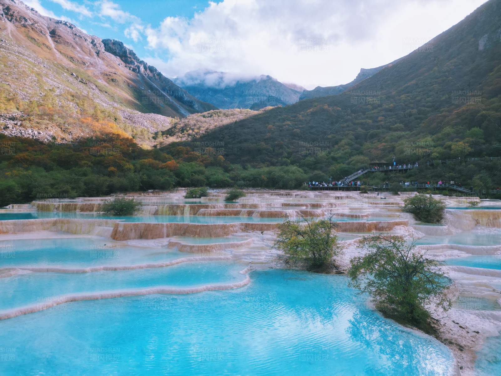 蓝月谷的天然温泉池图片
