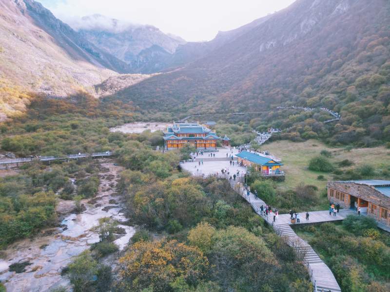 山谷中的古建筑图片