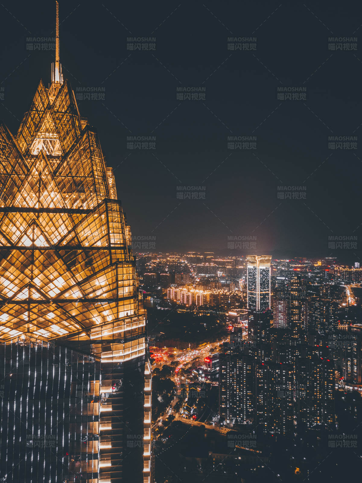 夜幕下的城市之巅图片