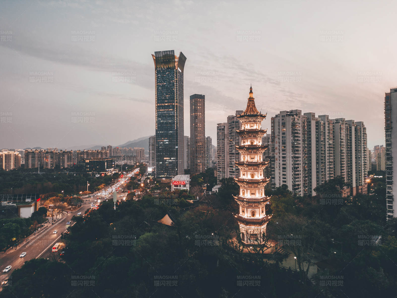 城市夜景与古塔图片