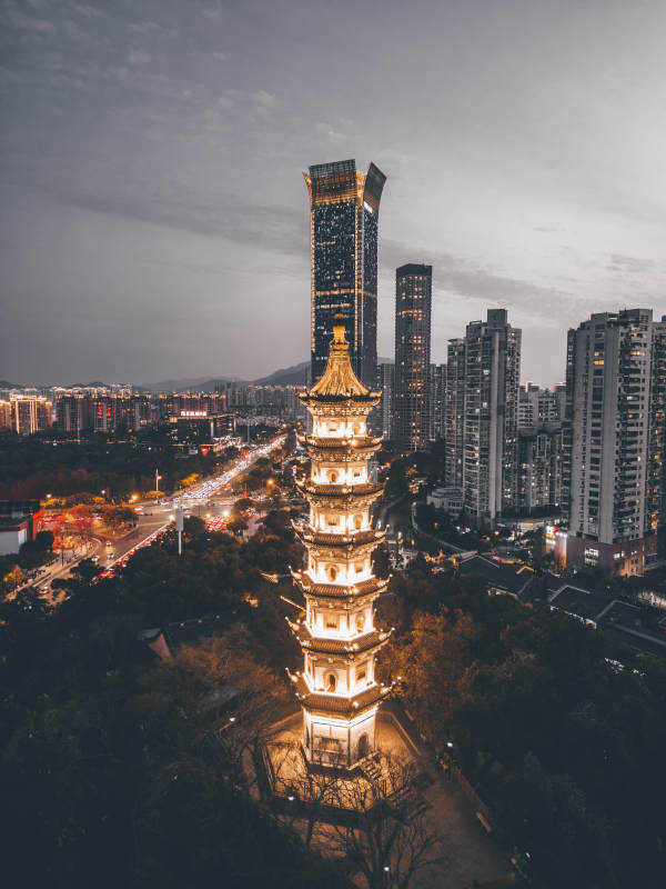 古城塔楼与现代都市图片