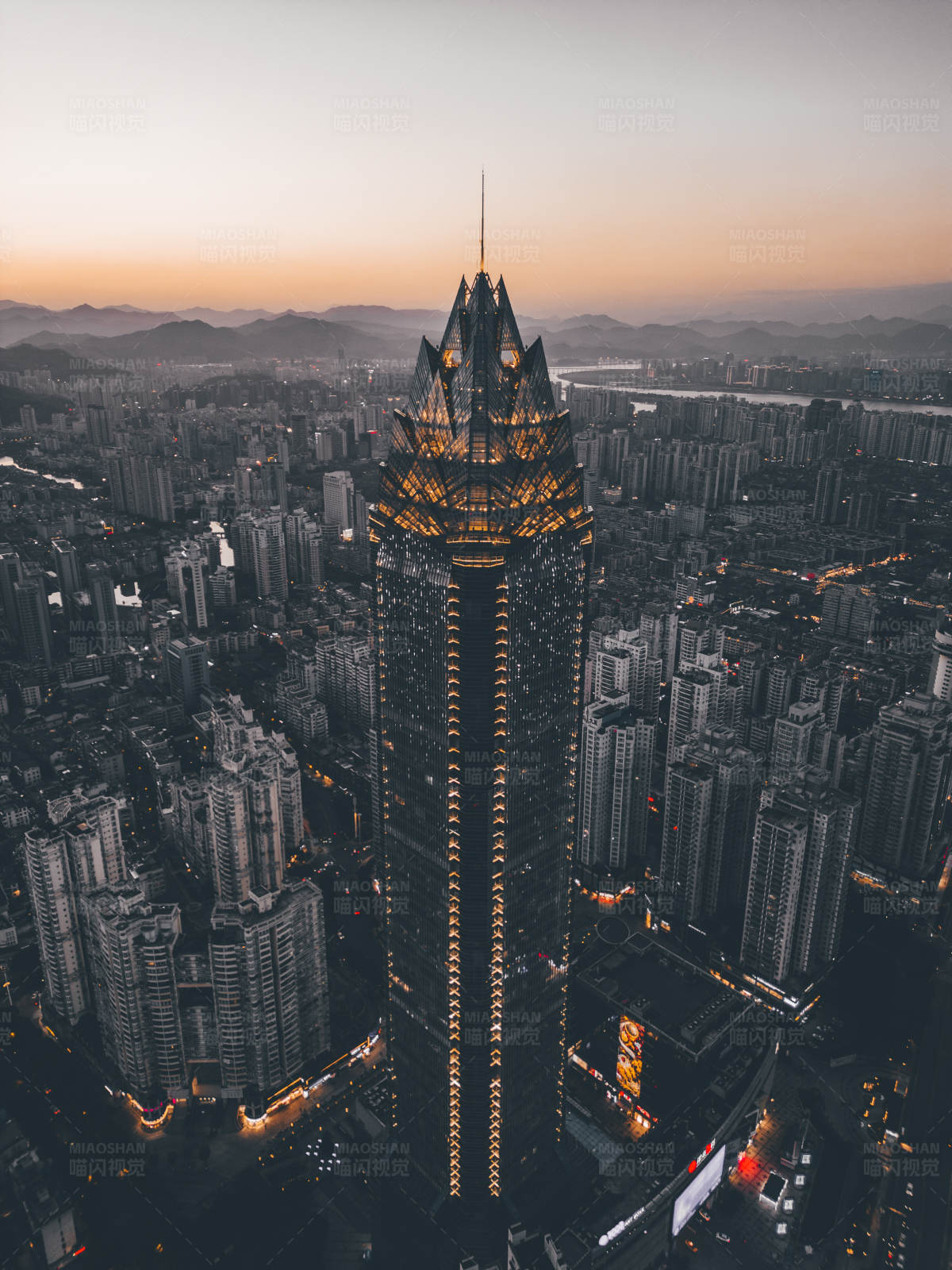 城市之巅 黄昏辉煌图片