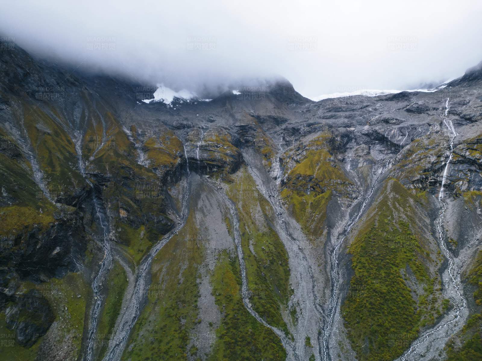 云雾缭绕的山谷图片