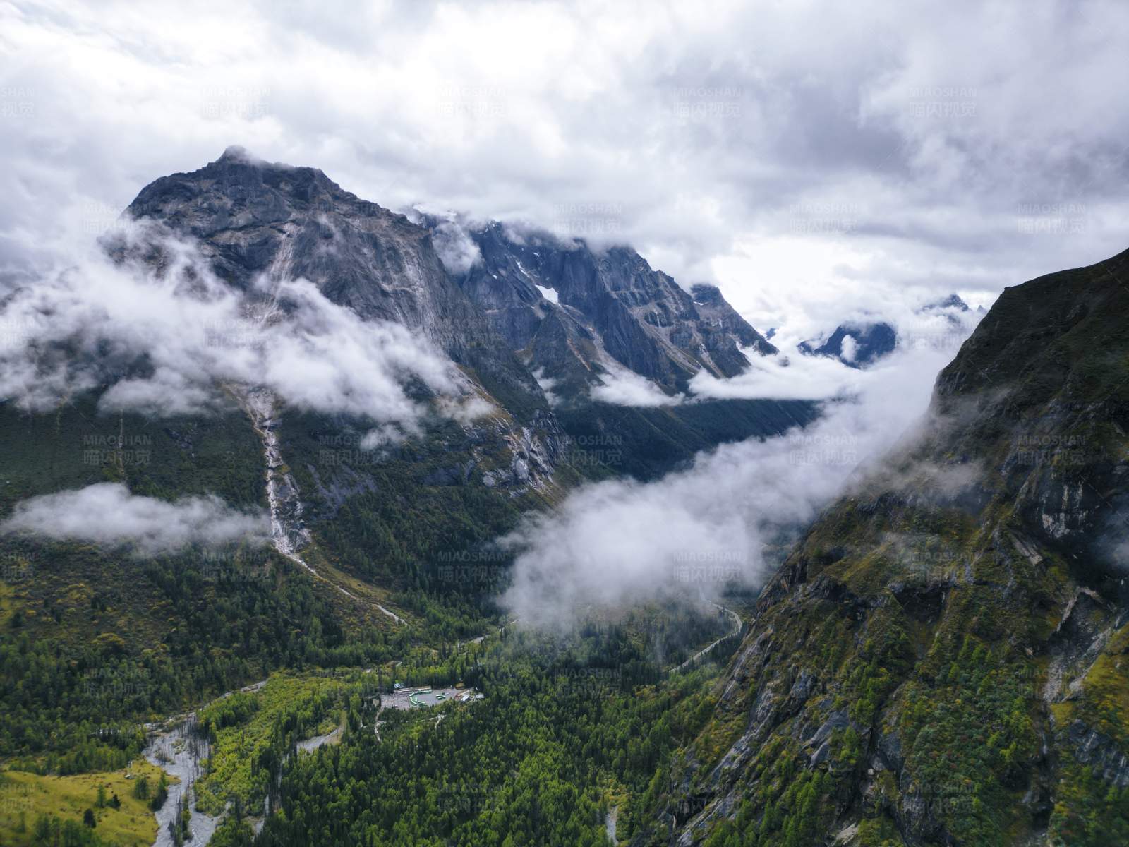 云雾缭绕的山谷图片